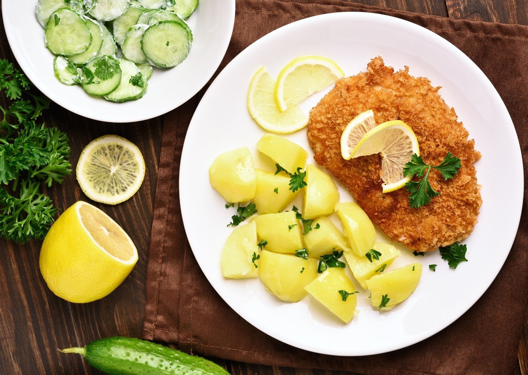 Goldbraun gebackenes Wiener Schnitzel mit Zitrone auf einem Teller