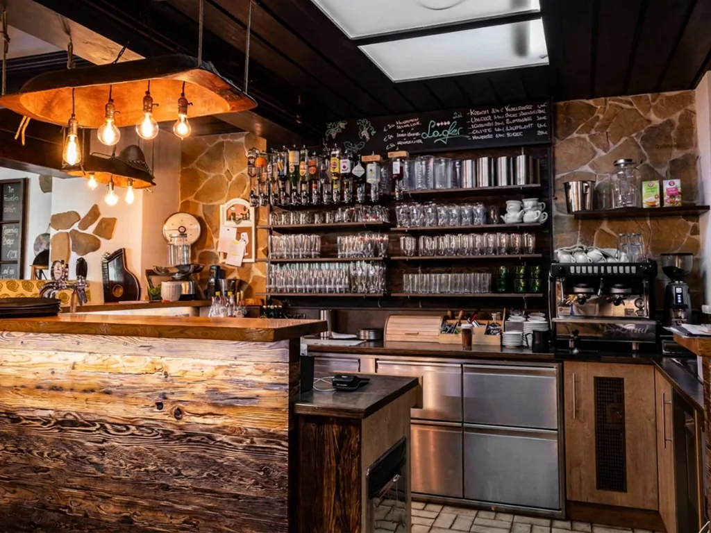 Die Bar der Bezirks Alm