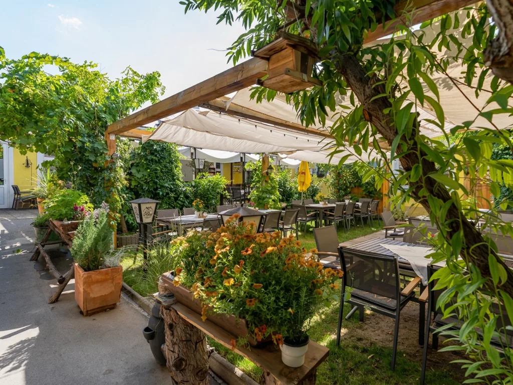 Blumiger Garten der Bezirks Alm