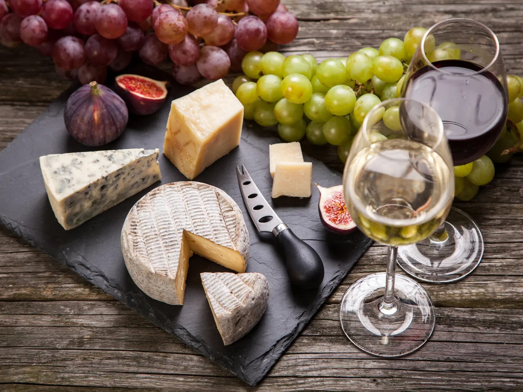 Käse- und Weinplatte mit Trauben und Feigen als Mitternachtssnack