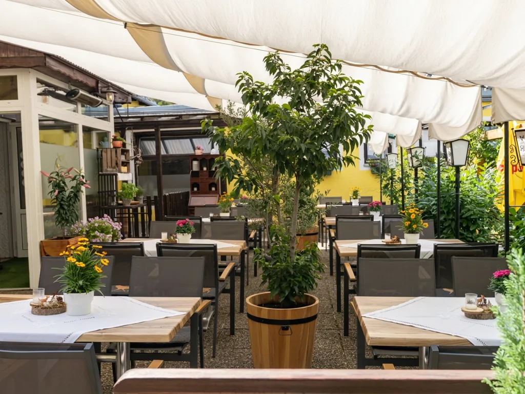 Terrasse mit Sonnensegel