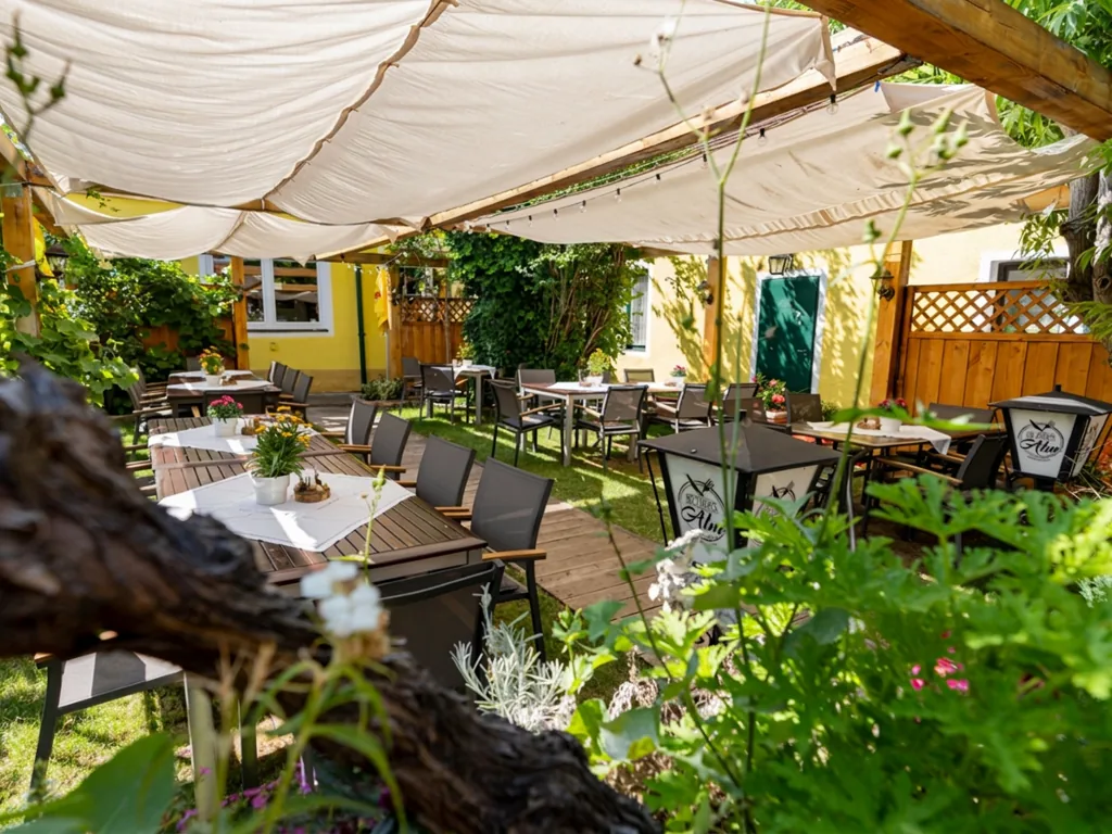 Gastgarten unter dem Sonnensegel